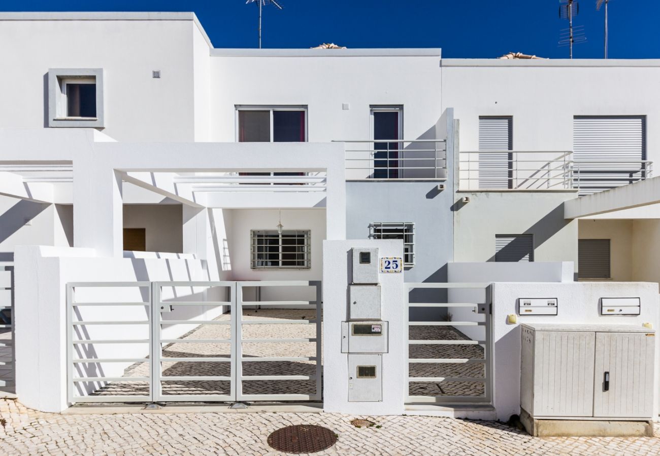 Casa geminada em Manta Rota - Moradia de 2 quartos com Pátio e estacionamento by AlgarveManta (2V2)