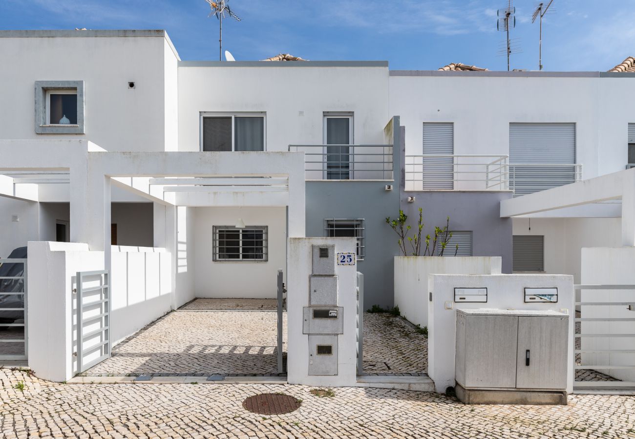 Casa geminada em Manta Rota - Moradia de 2 quartos com Pátio e estacionamento by AlgarveManta (2V2)