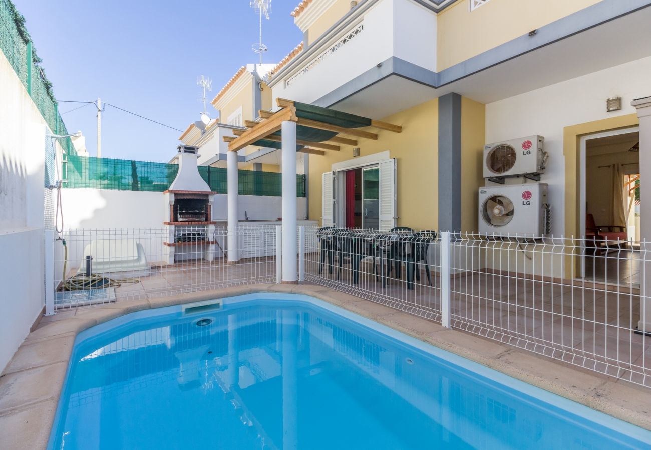 Casa geminada em Manta Rota - Moradia V3 com piscina privada e Wi-Fi by AlgarveManta (25V3)