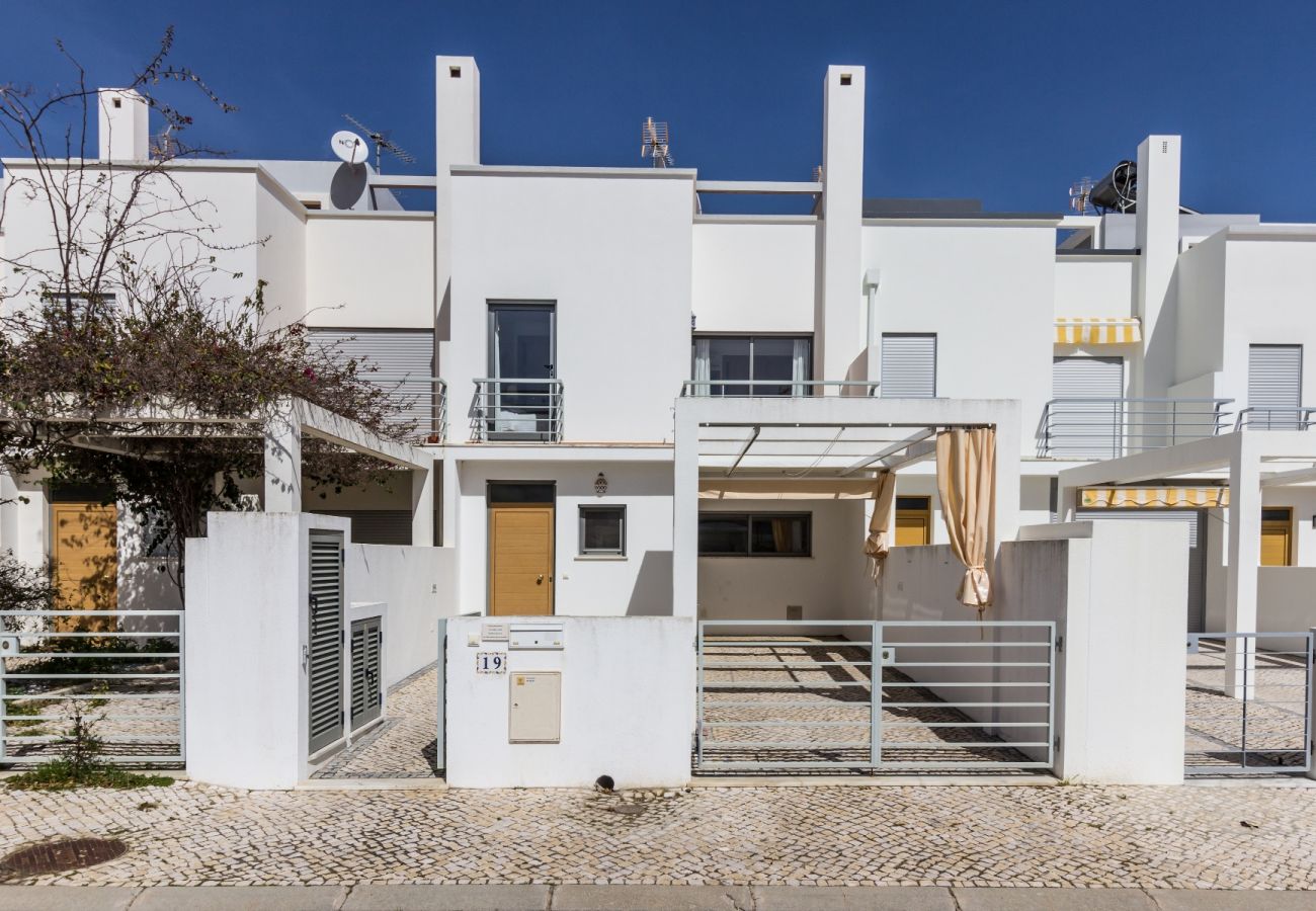 Casa geminada em Manta Rota - Moradia com 3 quartos a 100m da praia com Pátio by AlgarveManta (41V3)