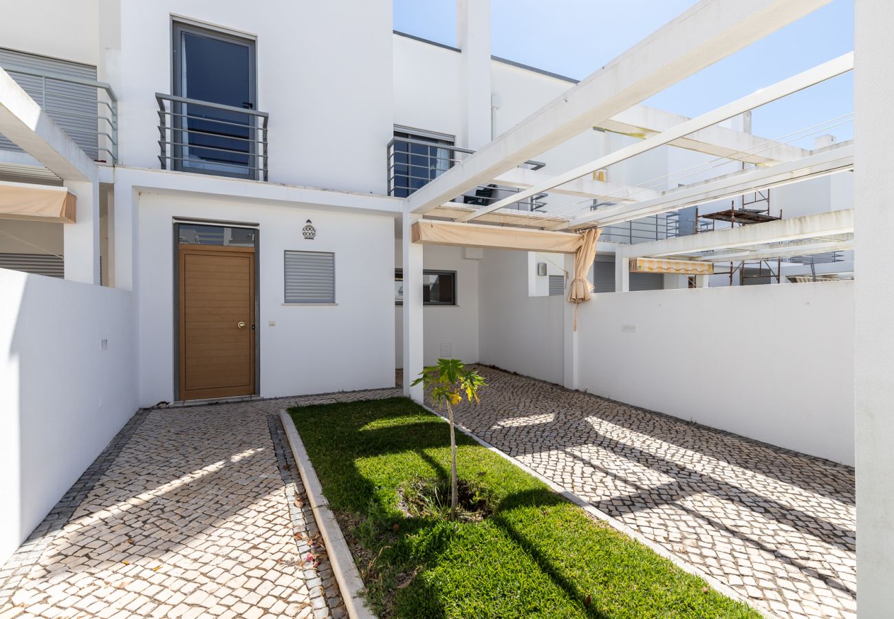 Casa geminada em Manta Rota - Moradia com 3 quartos a 100m da praia com Pátio by AlgarveManta (41V3)