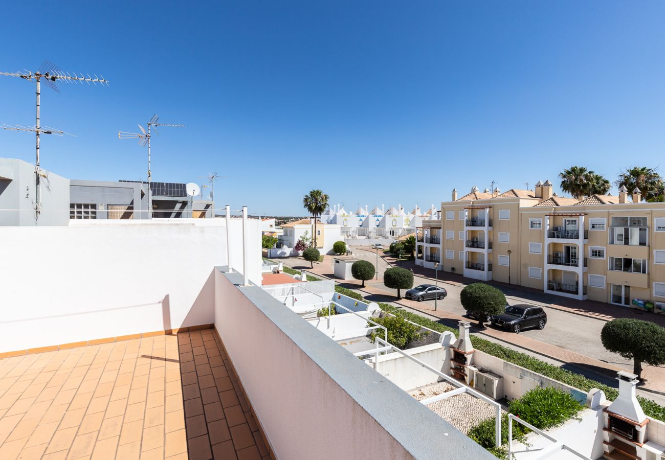 Casa geminada em Manta Rota - Moradia com 3 quartos a 100m da praia com Pátio by AlgarveManta (41V3)