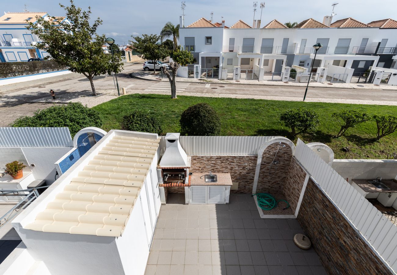 Townhouse in Manta Rota - 2 bedroom villa with patio and parking by AlgarveManta (2V2)