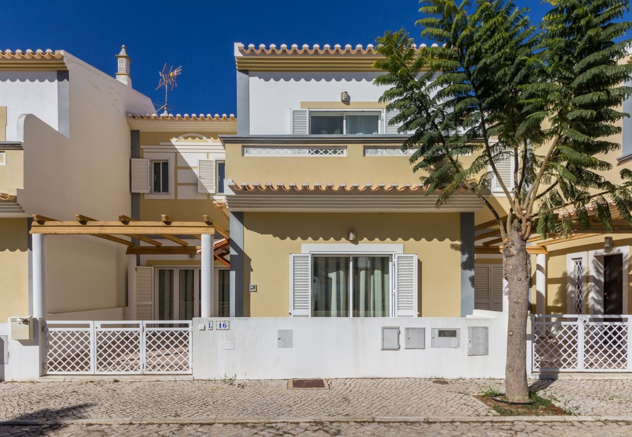 Townhouse in Manta Rota - 3 bedroom villa with private pool and Wi-Fi by AlgarveManta (25V3)