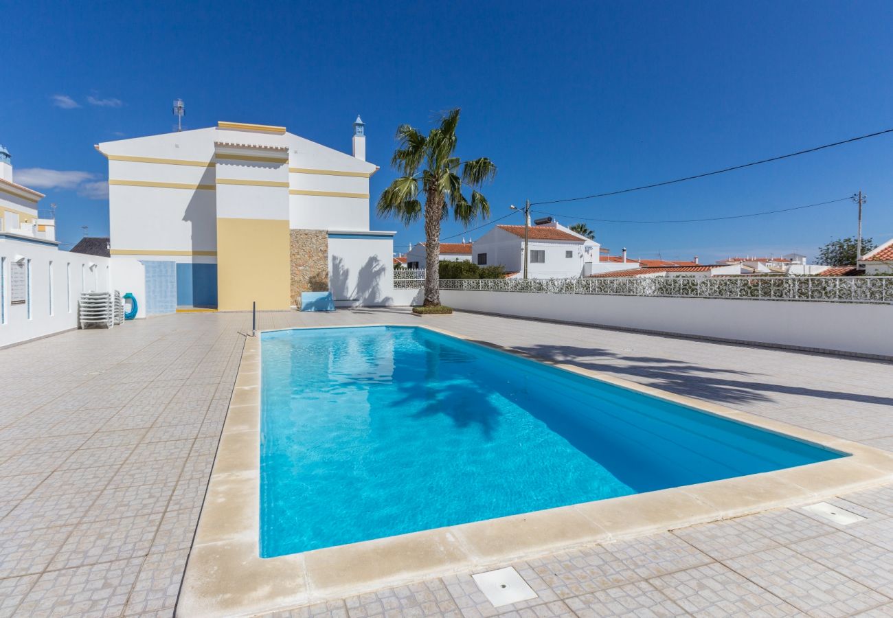 Residence in Manta Rota - 4 bedroom villa in condominium with swimming pool by AlgarveManta (16V4)