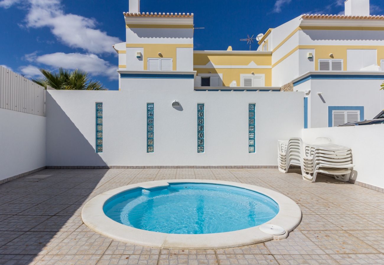 Residence in Manta Rota - 4 bedroom villa in condominium with swimming pool by AlgarveManta (16V4)