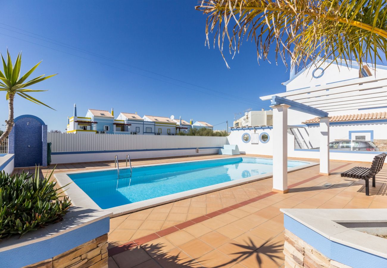 Residence in Manta Rota - 4 bedroom villa in condominium with swimming pool by AlgarveManta (17V4)