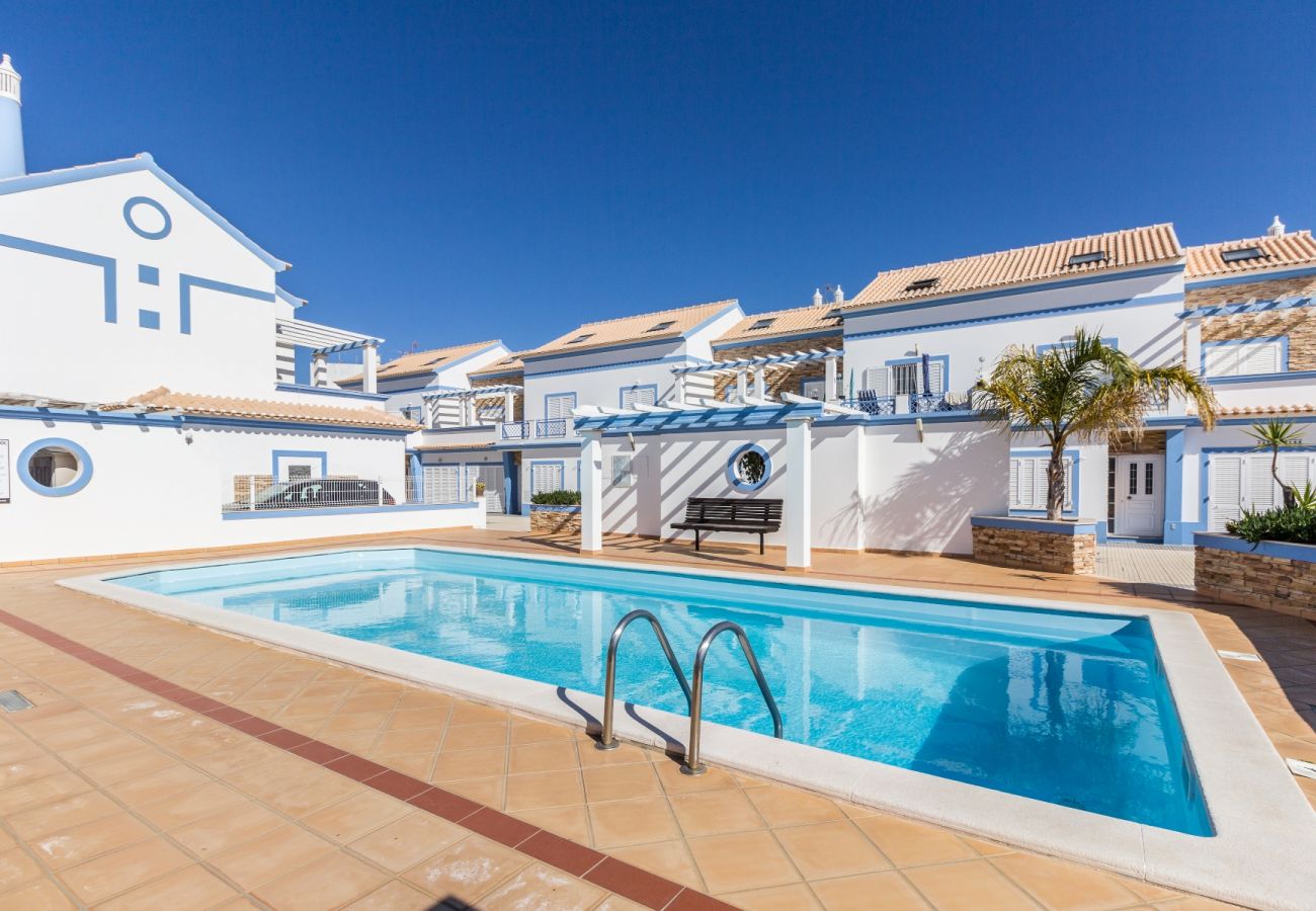 Residence in Manta Rota - 4 bedroom villa in condominium with swimming pool by AlgarveManta (17V4)