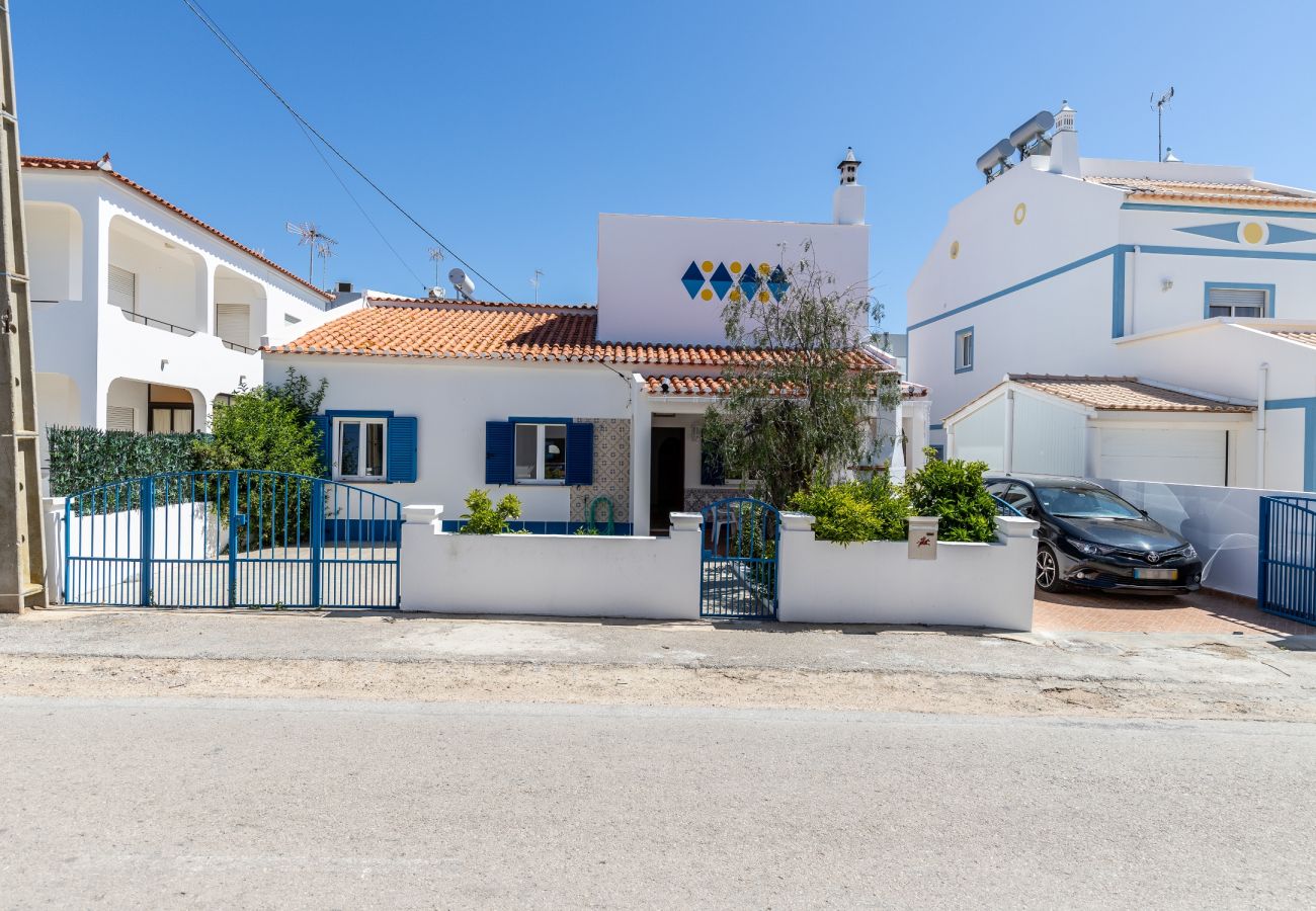 House in Manta Rota - House 50m from the beach, patio with barbecue and fiber internet by ALGARVEMANTA (6V3)